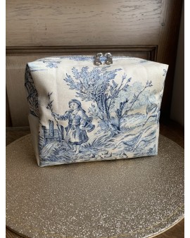 Coffret Trousse de Toilette Livia & ses accessoires "Toile de Jouy Bleue"