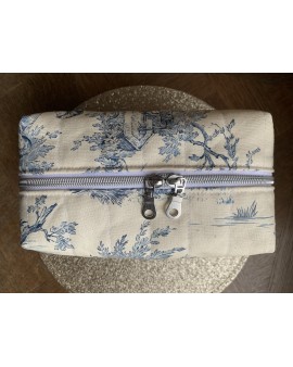 Coffret Trousse de Toilette Livia & ses accessoires "Toile de Jouy Bleue"