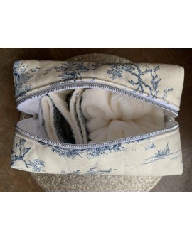 Coffret Trousse de Toilette Livia & ses accessoires "Toile de Jouy Bleue"