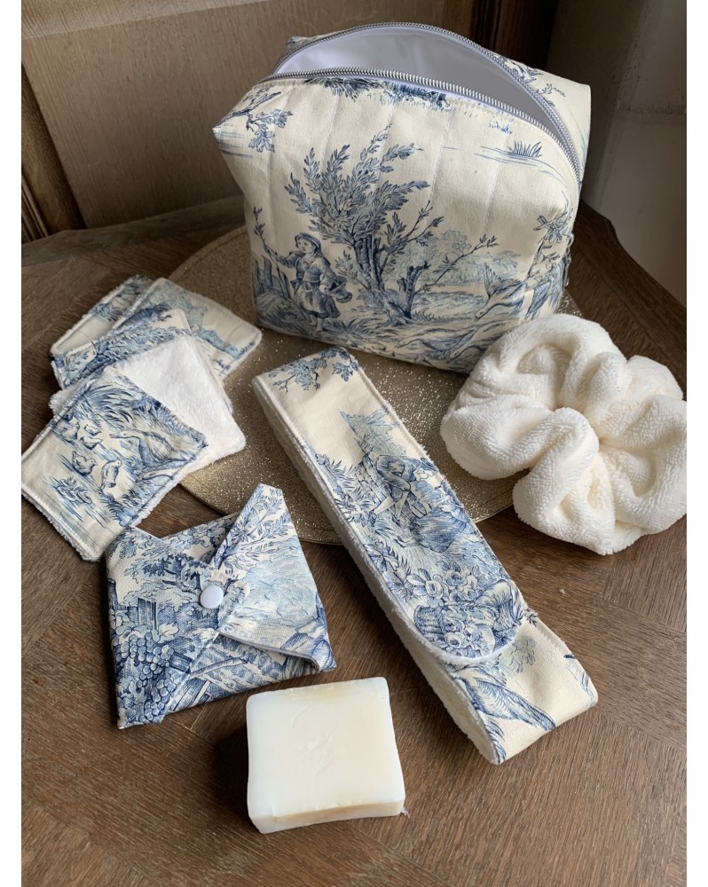 Coffret Trousse de Toilette Livia & ses accessoires "Toile de Jouy Bleue"