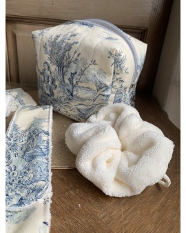 Coffret Trousse de Toilette Livia & ses accessoires "Toile de Jouy Bleue"