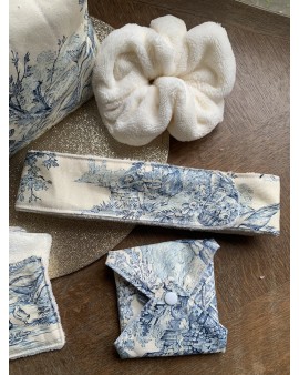 Coffret Trousse de Toilette Livia & ses accessoires "Toile de Jouy Bleue"